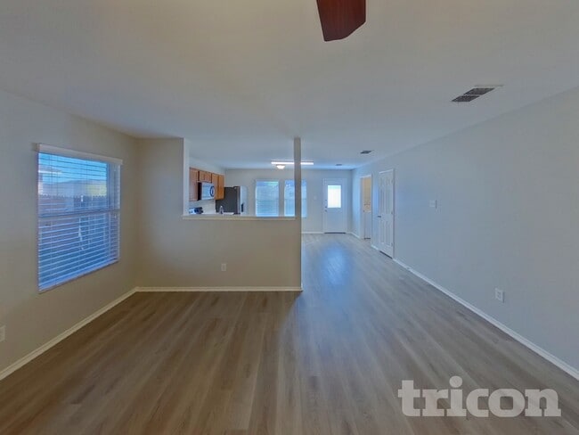 1437 Lauren Dr in Burleson, TX - Foto de edificio - Building Photo