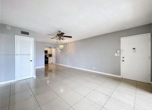 4043 NW 16th St, Unit Majestic Gardens in Lauderhill, FL - Foto de edificio - Building Photo