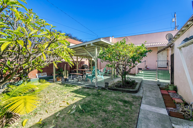 1933 Junipero Ave in Signal Hill, CA - Building Photo - Building Photo