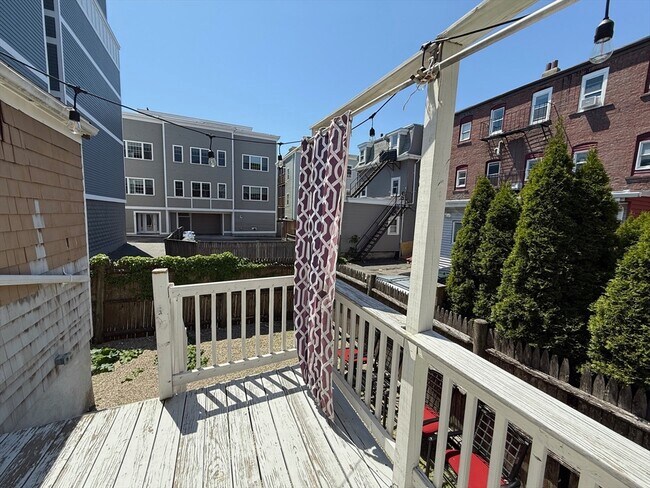 189 W 6th St, Unit 1 in Boston, MA - Building Photo - Building Photo
