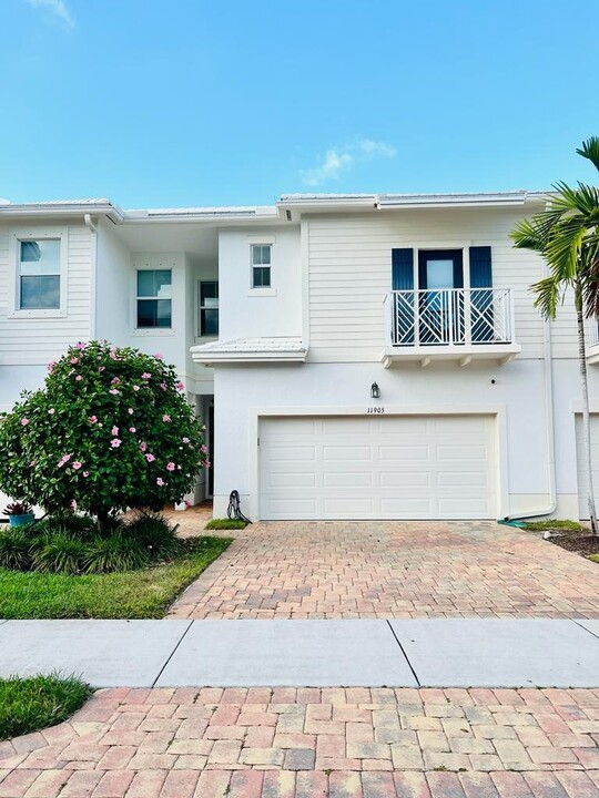 11905 Park Central in Royal Palm Beach, FL - Building Photo