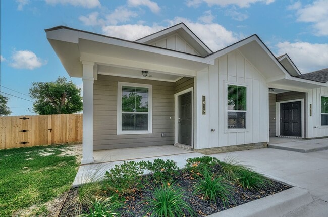 403 S Temple St in Caldwell, TX - Building Photo - Building Photo