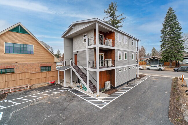 224 SE Vine Ln, Unit 3 in Bend, OR - Foto de edificio - Building Photo