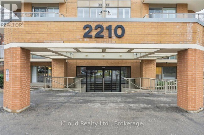 2210 Lakeshore Rd. in Burlington, ON - Building Photo - Building Photo