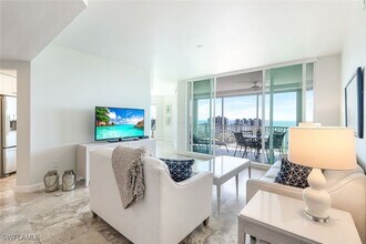 300 Dunes Blvd in Naples, FL - Building Photo - Building Photo