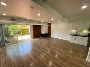 1404 N Tustin Ave in Santa Ana, CA - Building Photo - Building Photo
