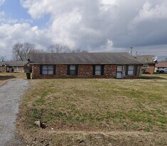 223 Greenleaf Cir in Gallatin, TN - Building Photo