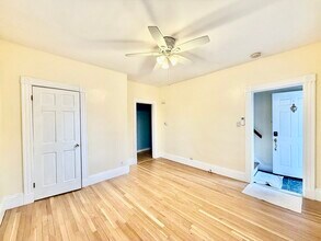 12 Hall Pl in Quincy, MA - Building Photo - Building Photo