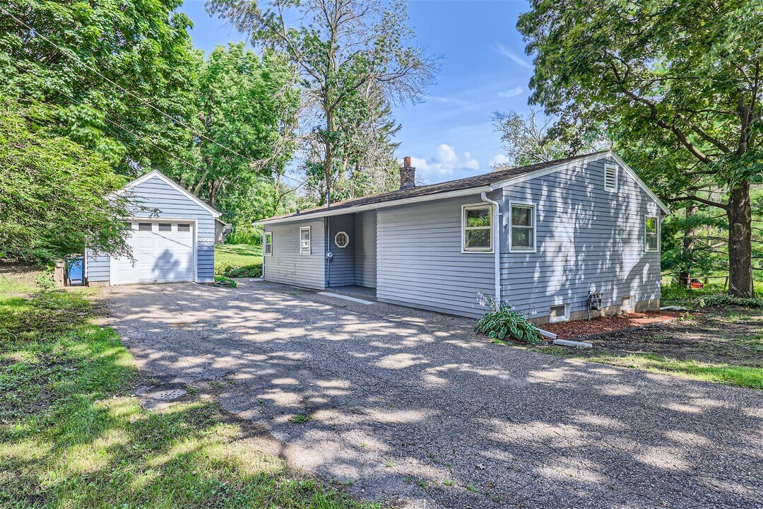 4001 Tonkawood Rd in Minnetonka, MN - Building Photo