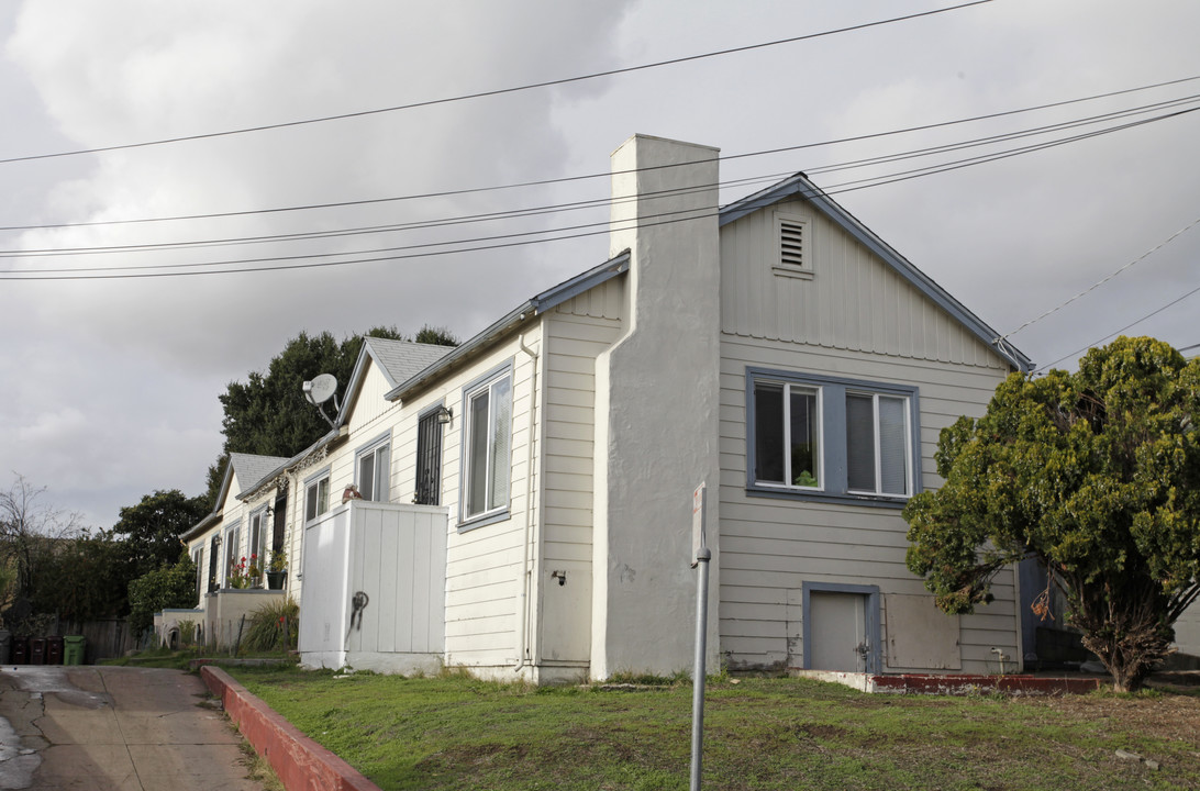 2117 Baxter St in Oakland, CA - Building Photo