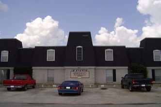 Chateau De Fountainbleu in Luling, TX - Foto de edificio - Building Photo