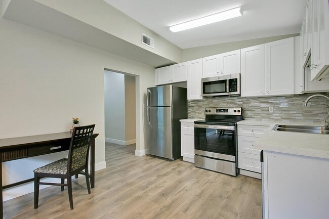5225 Van Aken Dr in Orlando, FL - Building Photo - Building Photo