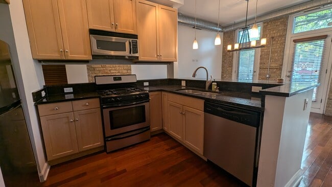 1222 W Hubbard St, Unit 1222-1F