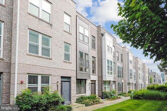 13358 Sherwood Park Ln in Herndon, VA - Building Photo - Building Photo