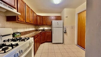 305 College Dr, Unit 305 in Edison, NJ - Building Photo