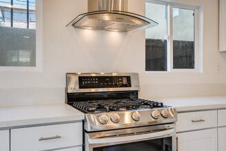 2439 S Burnside Ave, Unit 2439 in Los Angeles, CA - Building Photo - Building Photo