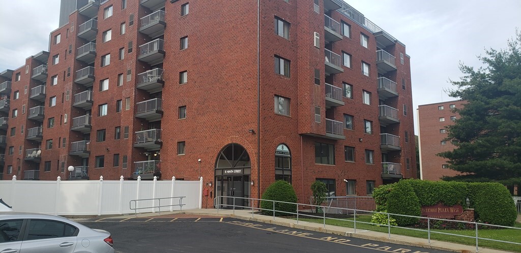 8 9th St, Unit 511 in Medford, MA - Foto de edificio