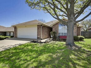 1303 Hidden Oaks Dr in Mansfield, TX - Building Photo - Building Photo
