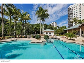 455 Cove Tower Dr in Naples, FL - Foto de edificio - Building Photo