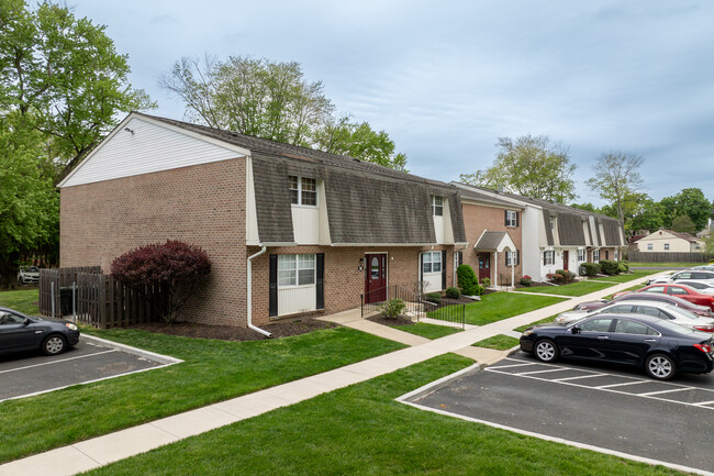 Hampton Crossing Condominiums in Southampton, PA - Building Photo - Building Photo