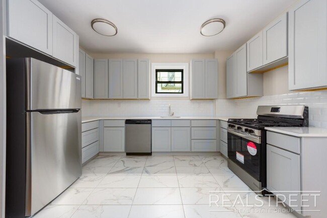 85 Eastern Pkwy, Unit 4D in Brooklyn, NY - Building Photo - Building Photo