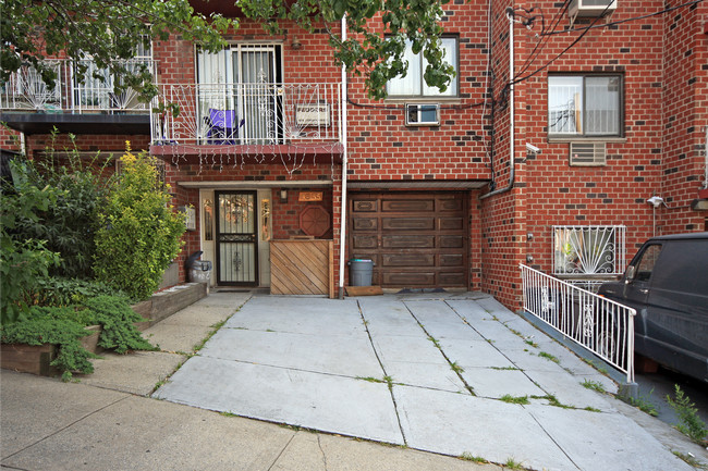 48-55 58th Ln in Flushing, NY - Building Photo - Building Photo