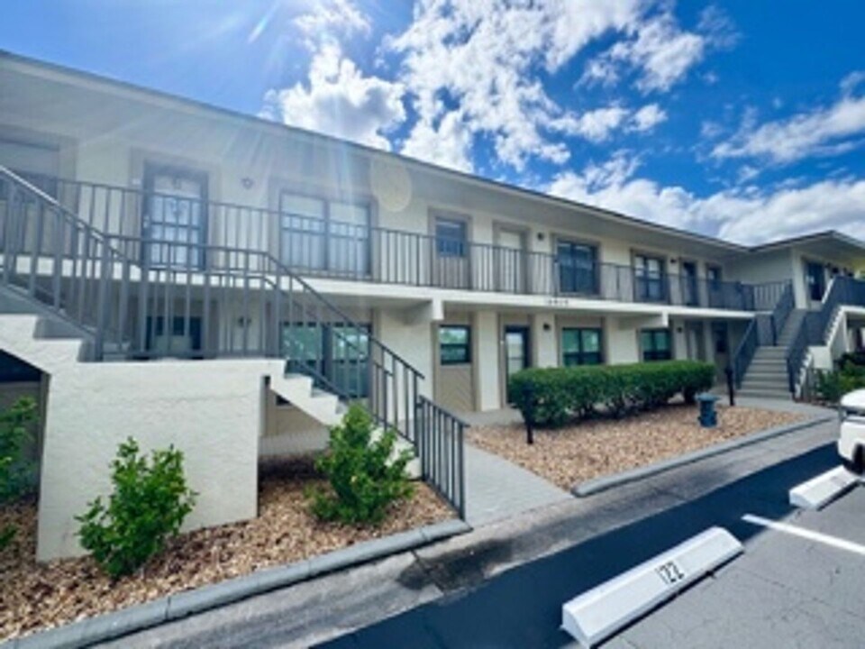 16813 Davis Rd in Ft. Myers, FL - Foto de edificio