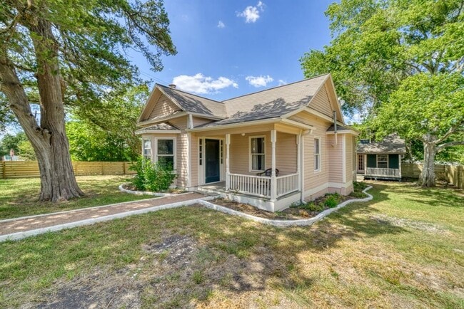 property at 806 E Main St