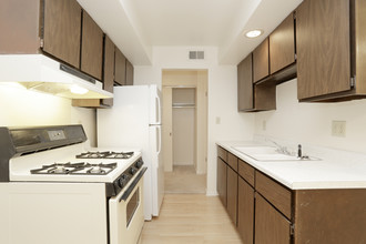 Versailles Place Apartments in Rockford, IL - Building Photo - Interior Photo