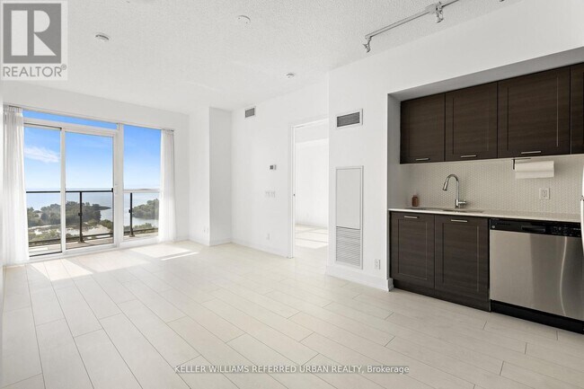 2200 Lake Shore Blvd W in Toronto, ON - Building Photo - Building Photo