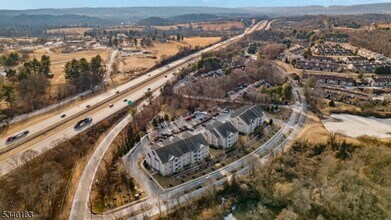 53 Park Dr in Clinton, NJ - Building Photo - Building Photo