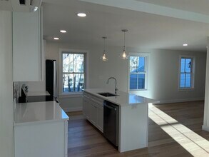 8 Clifford St in Exeter, NH - Building Photo - Building Photo