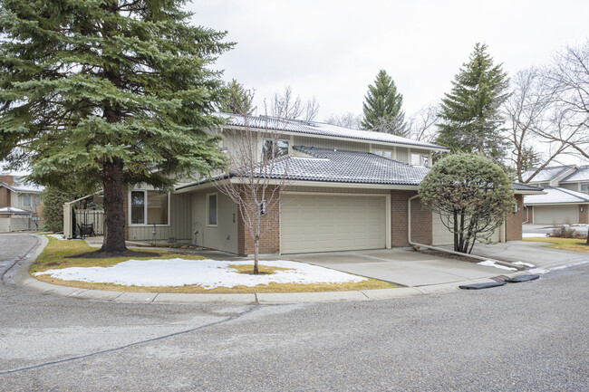 West Shore Villas in Calgary, AB - Building Photo - Building Photo