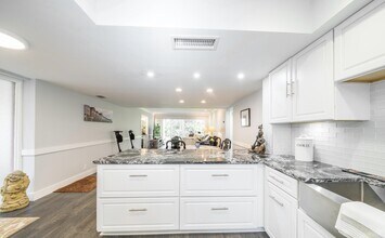 1814 Presidential Way in West Palm Beach, FL - Building Photo - Building Photo