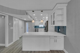 1001 E Camino Real in Boca Raton, FL - Building Photo - Building Photo