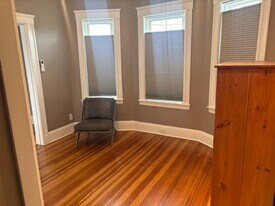25 Oakland St, Unit One bedroom in Watertown, MA - Building Photo