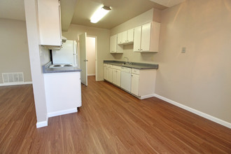 River Cove Apartments in Sacramento, CA - Building Photo - Building Photo