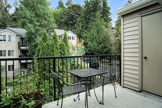 12040 100th Ave NE in Kirkland, WA - Building Photo - Building Photo