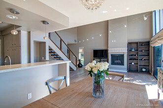 1047 Santa Helena Park Ct in Solana Beach, CA - Foto de edificio - Building Photo