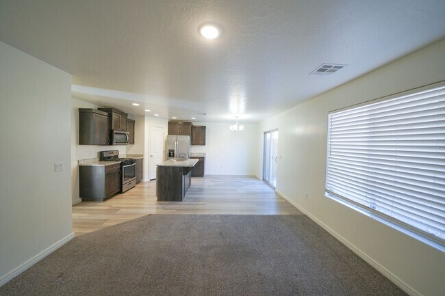 3243 S Fossil Hls Dr in Saint George, UT - Building Photo - Building Photo