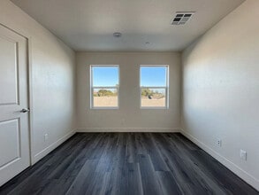 5017 Clara St in Cudahy, CA - Foto de edificio - Building Photo