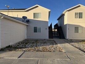 333 Spring Creek Pkwy in Spring Creek, NV - Building Photo