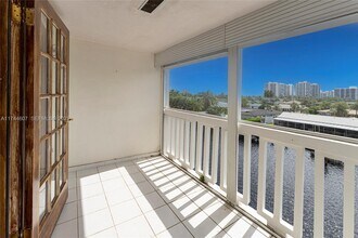 455 Paradise Isle Blvd in Hallandale Beach, FL - Foto de edificio - Building Photo