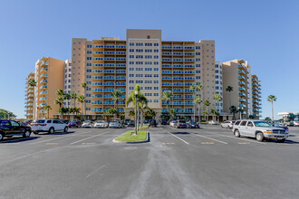 860 Mandalay Ave in Clearwater, FL - Building Photo - Building Photo