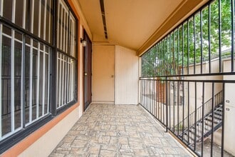 10100 S Gessner Rd in Houston, TX - Building Photo - Building Photo