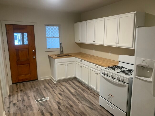 property at 318 W 8th Ave