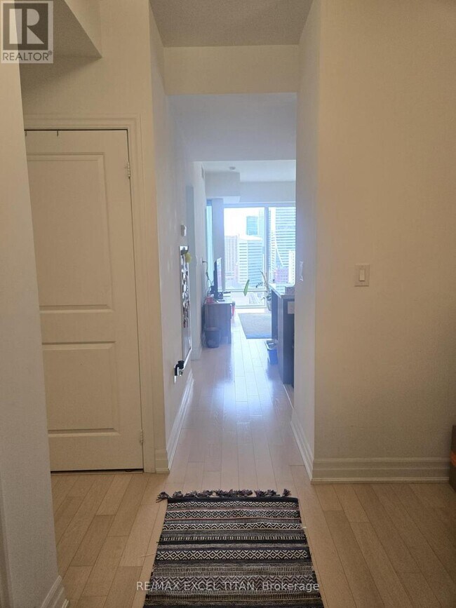 8 The Esplanade in Toronto, ON - Building Photo - Building Photo