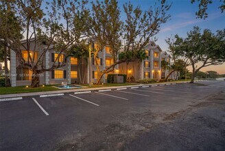 2841 N Oakland Forest Dr in Oakland Park, FL - Building Photo - Building Photo