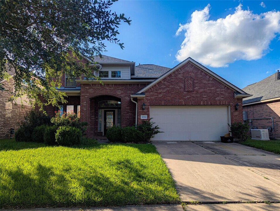 6026 Oxford Lake Dr in Rosenberg, TX - Building Photo