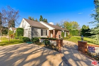 17117 Weddington St in Los Angeles, CA - Building Photo - Building Photo